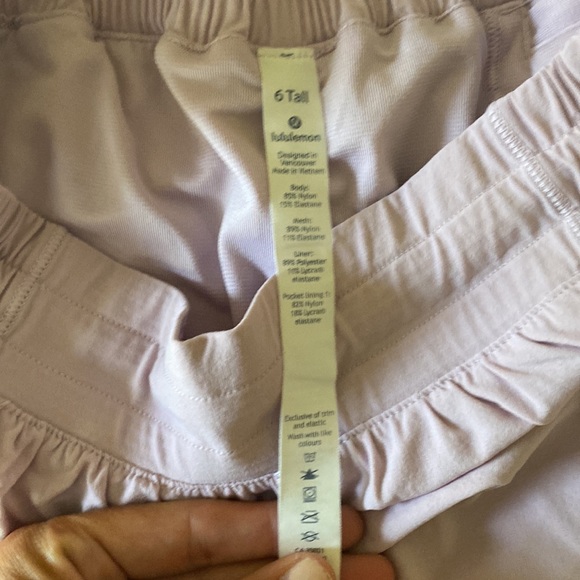 Lululemon Hotty hot short size 6 tall - Picture 2 of 4